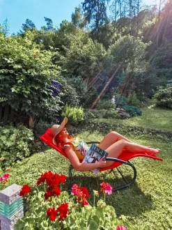 Beliani Aurinkotuoli Teras Keinuva Punainen Carano Ii Sale