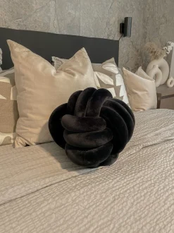 Beliani Musta Samettinen Solmutyyny O 30 Cm Malni Hot