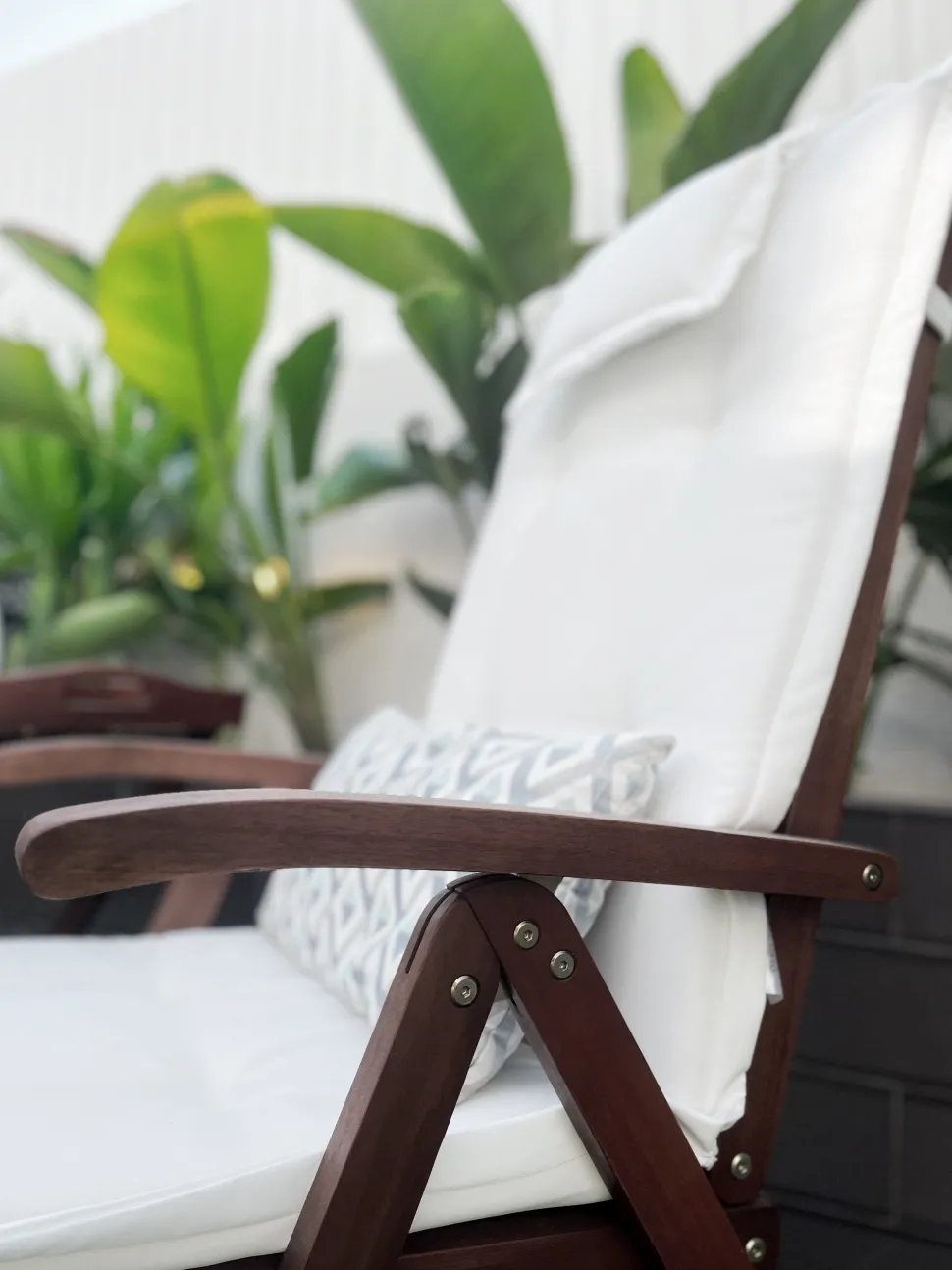 Beliani Poyta Ja 2 Tuolia Luonnonvalkoisilla Tyynyilla Toscana Sale