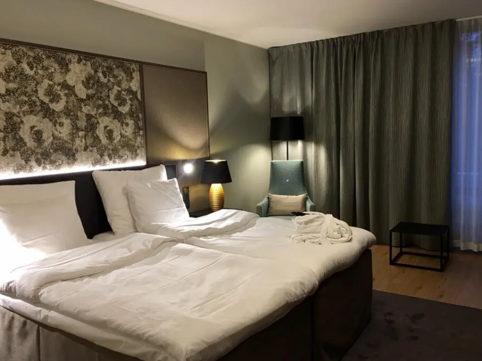 Beliani Poytavalaisin Posliini Kulta Ebro Sale