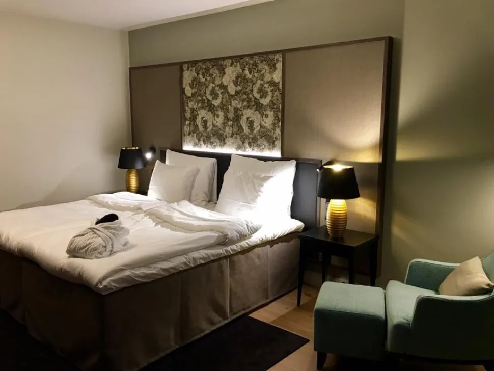 Beliani Poytavalaisin Posliini Kulta Ebro Sale