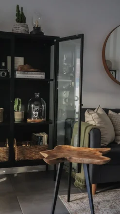 Beliani Sivupoyta Tiikki Vaalea Puu/Musta Elsa Fashion